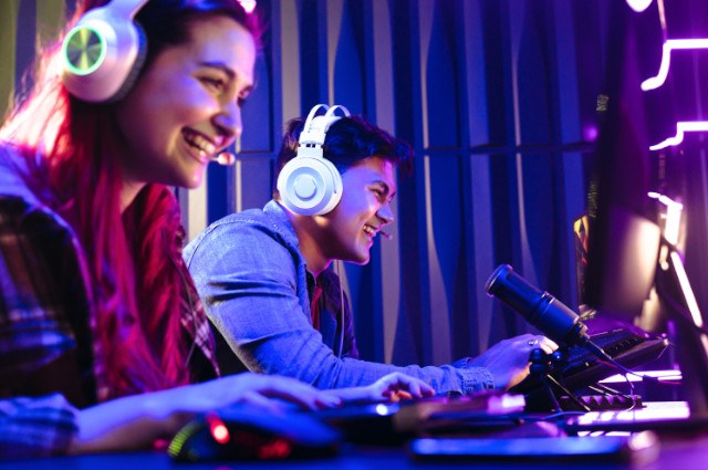 Ragazza e ragazza al computer