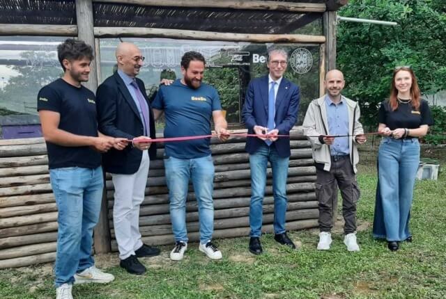 Momento di inaugurazione dell'apiario con il rettore dell'Ateneo