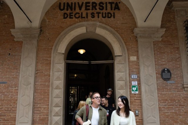 Studenti e studentesse davanti al rettorato