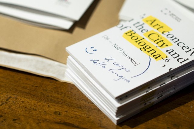 Libro con la scritta " ART CITY "