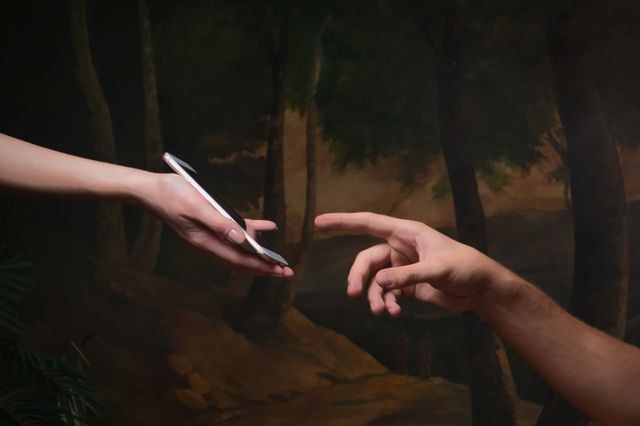 Reinterpretazione moderna del celebre affresco "La Creazione di Adamo" di Michelangelo