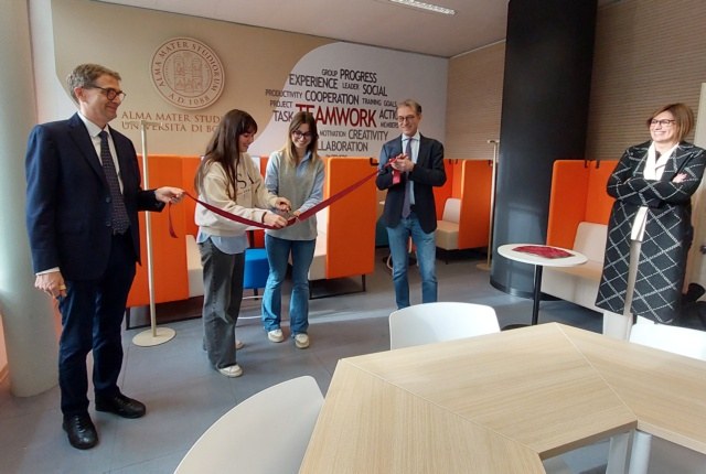 Taglio del nastro per l'inaugurazione della nuova aula studio