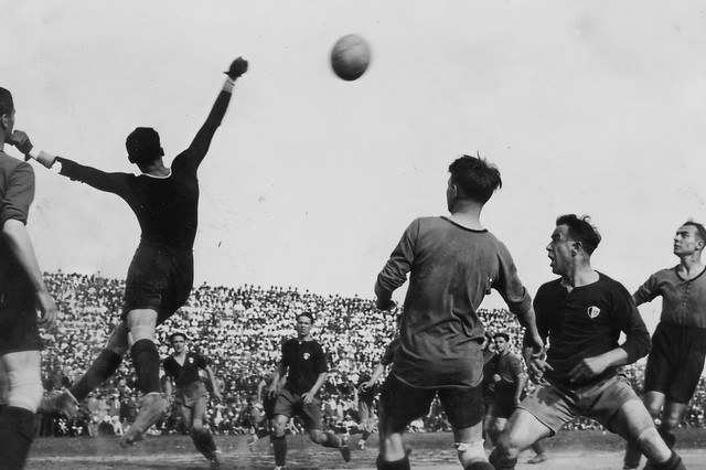 foto d'epoca di una partita di studenti del Bologna FC
