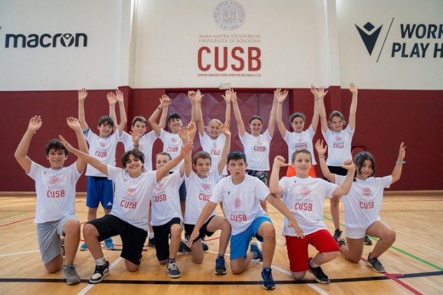 Bambini in una palestra del CUSB