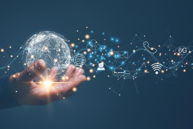 Immagine grafica di una mano che tiene un globo digitale