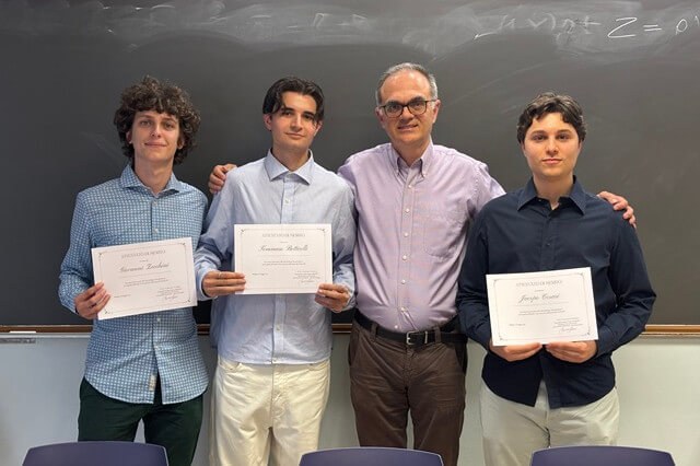 La squadra premiata per il primo posto con il professor Francesco Scalone