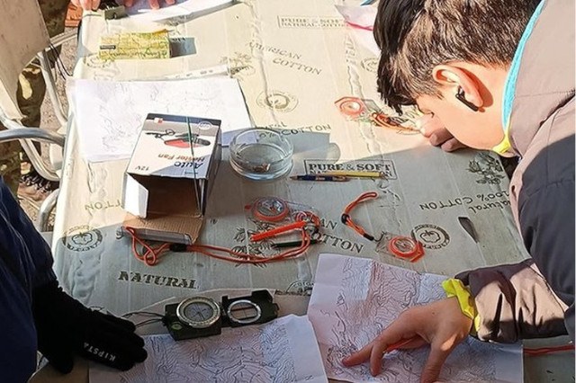 Un bambino impegnato in un'attività all'aperto