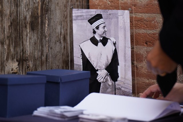 Un momento durante le esequie