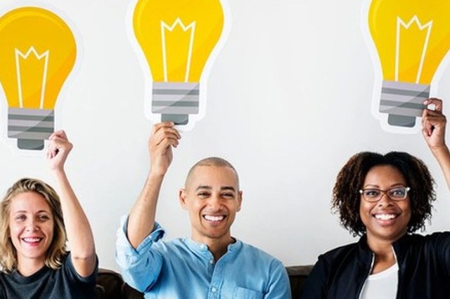 Persone con una lampadina in mano