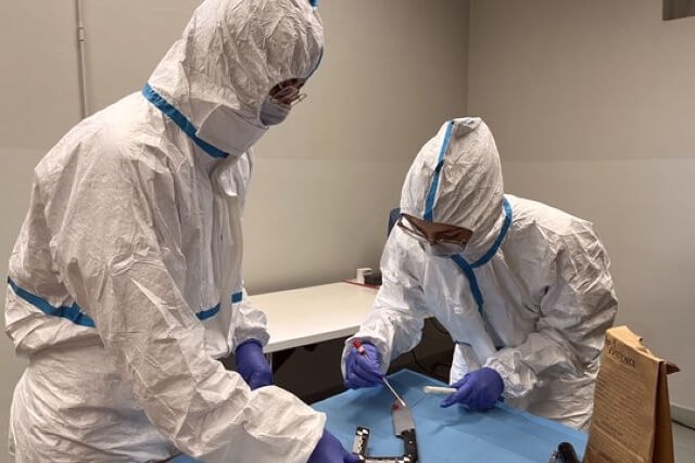 Ricercatori a lavoro presso il laboratorio di Genetica forense
