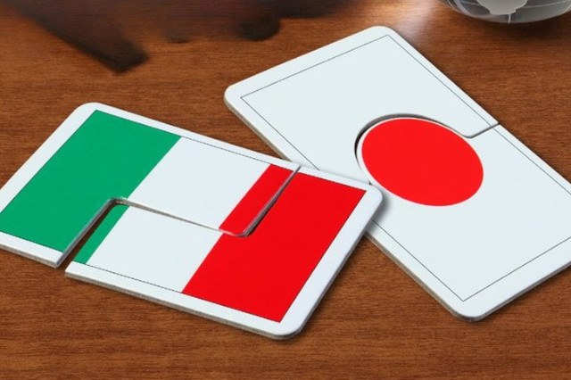 Pezzi di puzzle che creano la bandiera dell'Italia e quella del Giappone
