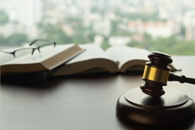 Libri e tocco sul tavolo di un giudice