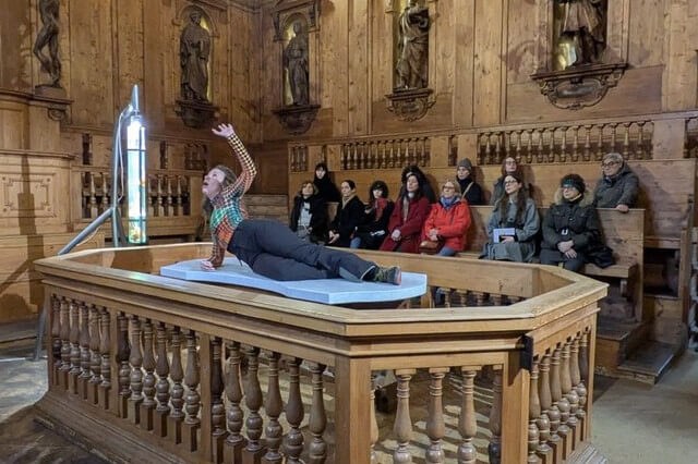 Un'artista durante l'esibizione