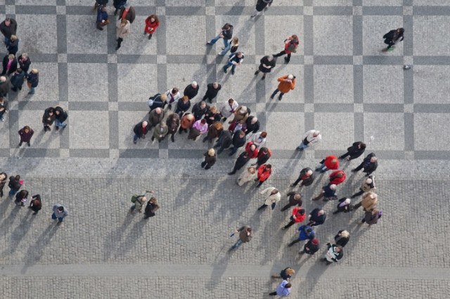 Persone in una piazza riprese dall'alto