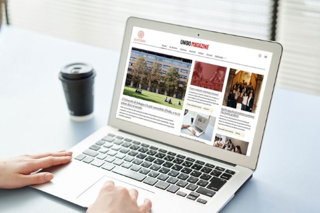 Ragazza che consulta il magazione da un computer