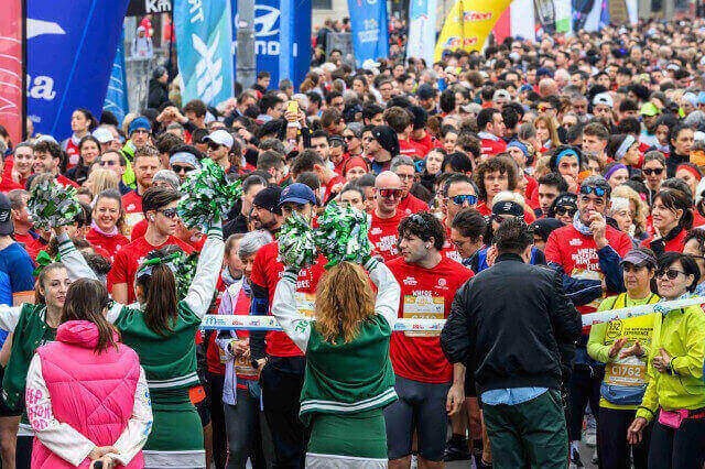 I partecipanti alla maratona sulla linea di partenza