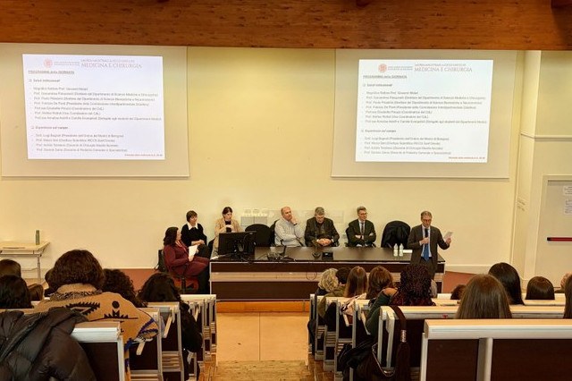 Il Rettore Molari parla durante l'incontro