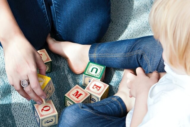 Momento di gioco tra un bambino e un adulto