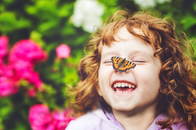 Bambina in un giardino