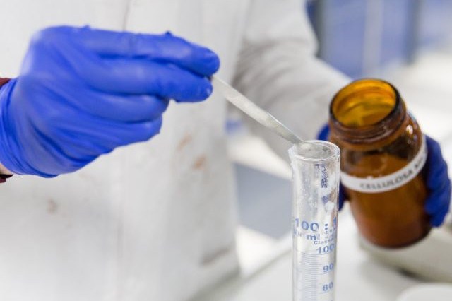 mano che utilizza una provetta in laboratorio