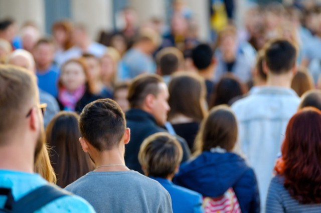 Persone in una strada affollata