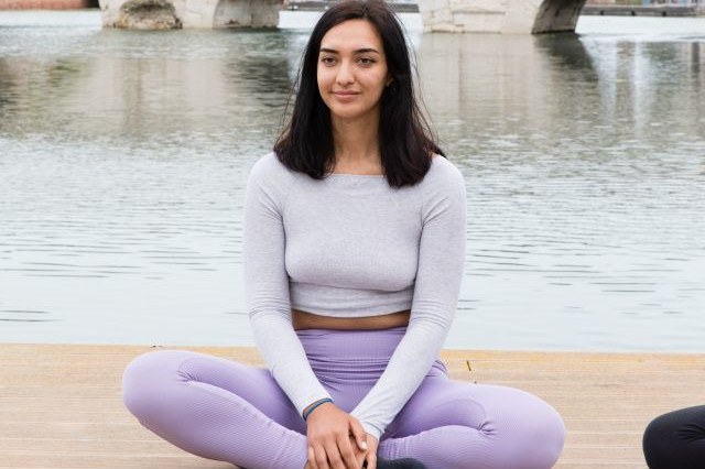 Ragazza che pratica yoga