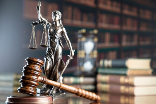 Statua della Iustitia, un simbolo usato nei tribunali e nei contesti giuridici