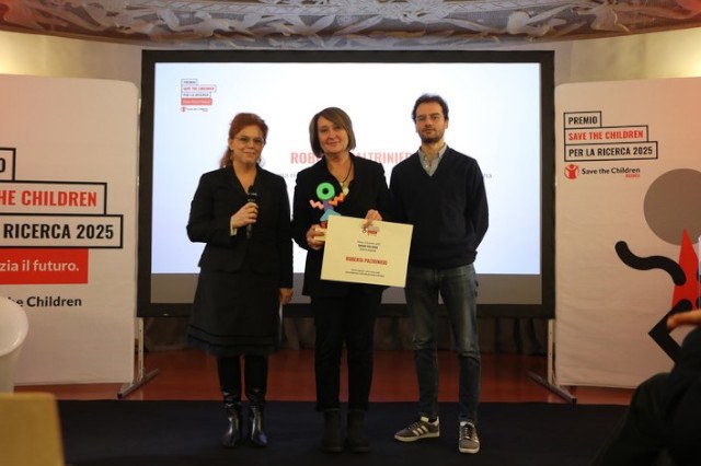 La professoressa Roberta Paltrinieri riceve il premio