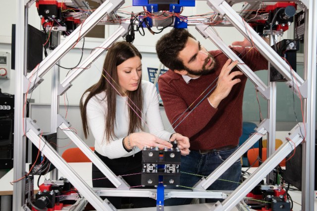 Ricercatori al lavoro con un apparecchio