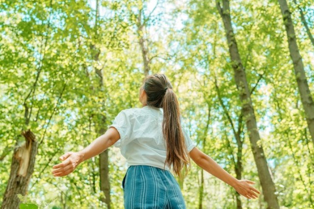Ragazza nel bosco