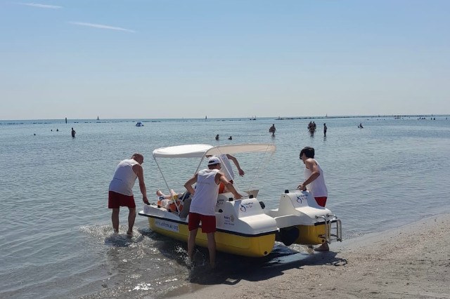 Momento di lavoro nello stabilimento balneare che accoglie gratuitamente persone con gravi disabilità