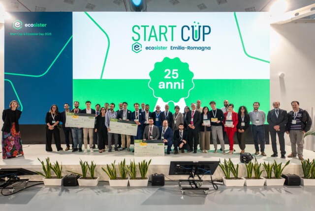 foto di gruppo dei vincitori della Start Cup Ecosister Emilia-Romagna
