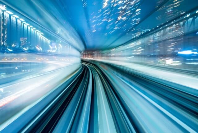 Effetto di motion blur (sfocatura da movimento) in un ambiente urbano futuristico