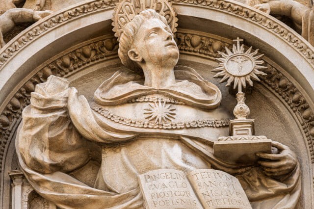 scultura che ritrae Tommaso d'Aquino