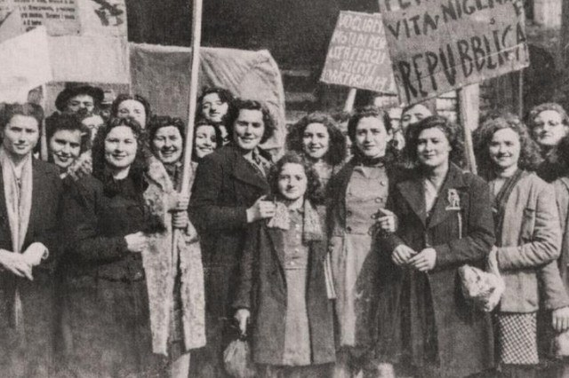 Foto antica di donne durante la battaglia per il voto