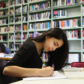 Studentessa in biblioteca