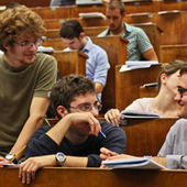 Studenti in aula per prova di ammissione Studenti in aula per prova di ammissione