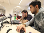 Due studenti al computer, impegnati in attività di didattica avanzata