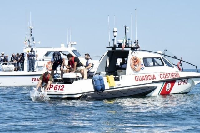Due imbarcazioni della Guardia Costiera in mare