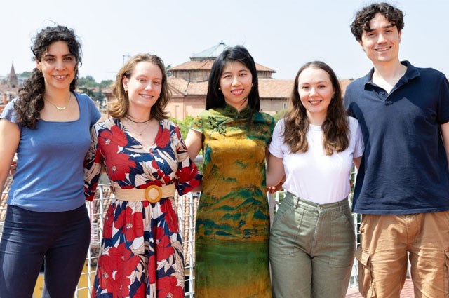 Ritratto di 5 studenti abbracciati